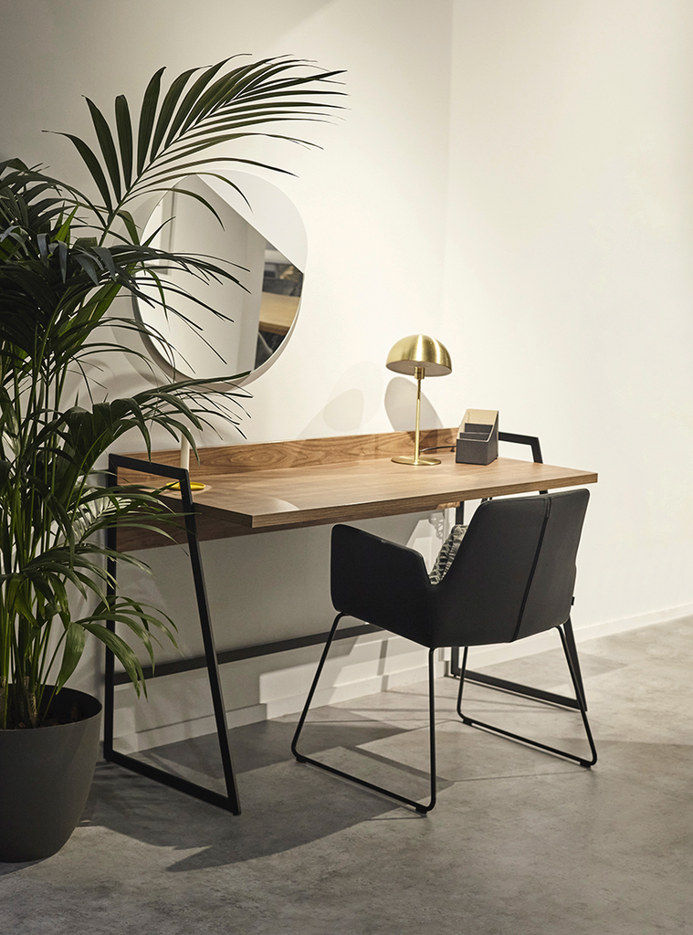 Nerd-desk-by-Mobenia-Crew.-MOBENIA-1.webp